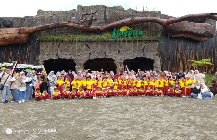 Wisata edukasi TK Islam Al Irsyad Gintungreja ke Alas Pitu dan Small World 