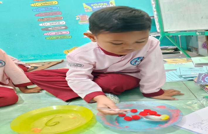 Melatih Motorik Halus melalui kegiatan Memindahkan Pom-Pom